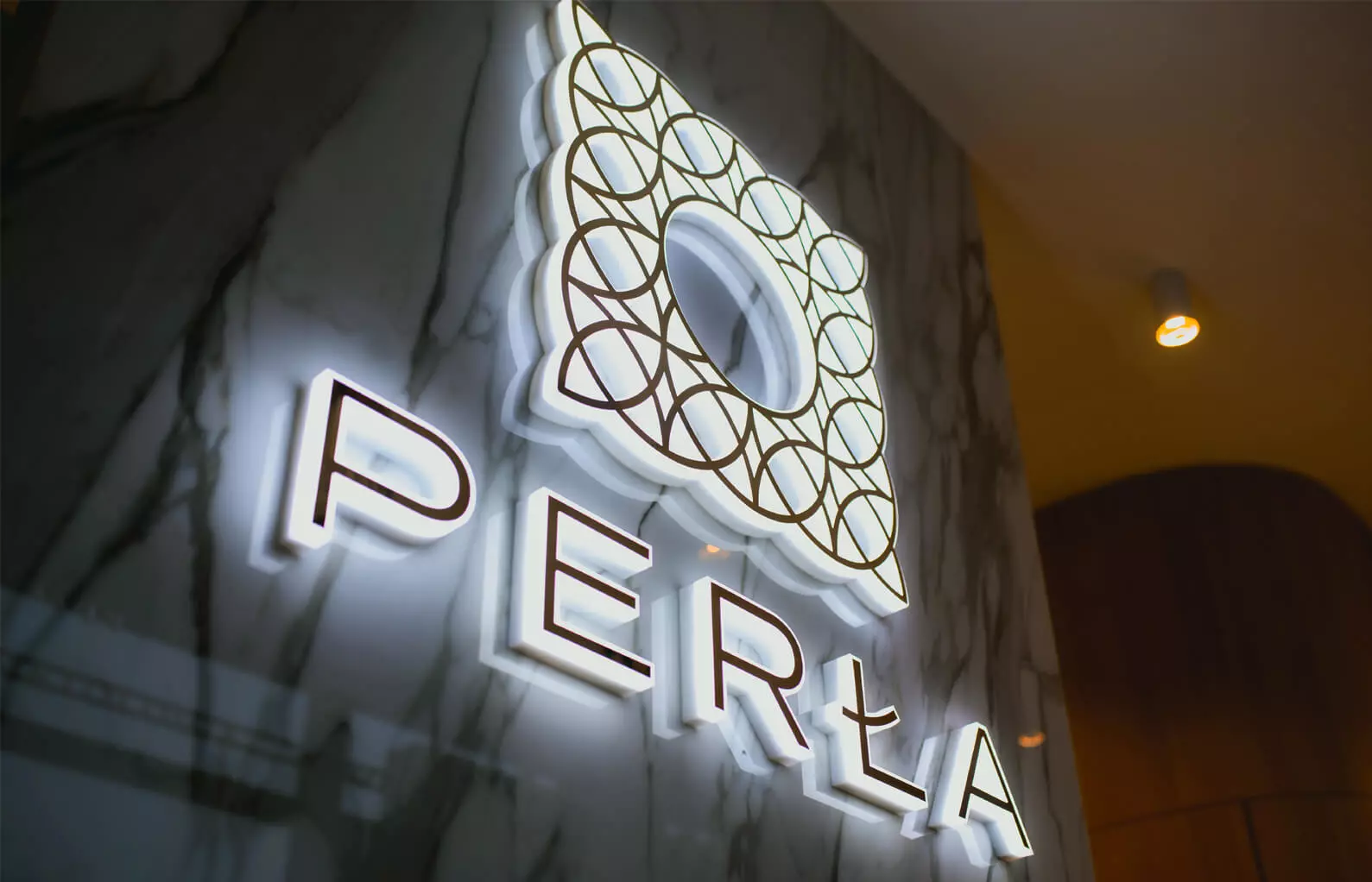 Logo illuminato con lettere a LED illuminate lateralmente